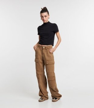Calça Wide Leg Cintura Alta Em Sarja Com Bolsos Cargo Marrom Caramelo