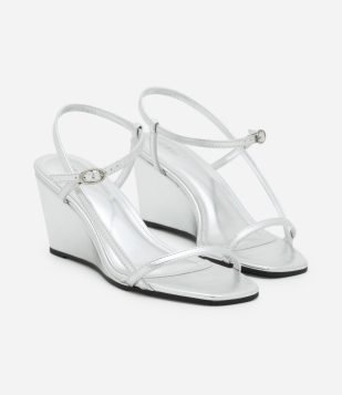 Sandália Anabela em PU com Tiras Assimétricas Bico Quadrado Prata
