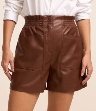 Short Clochard em PU com Cós Elástico e Bolsos Grandes Marrom