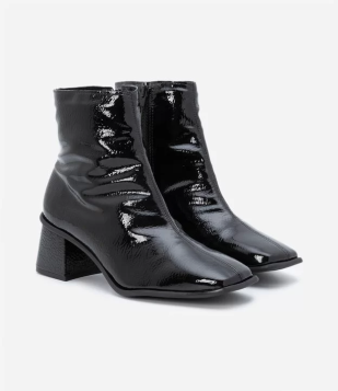 Bota Em Vinil Com Bico Quadrado E Salto Bloco Preto