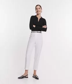 CALÇA CENOURA ALFAIATADA COM CINTINHO EM MATERIAL SINTÉTICO