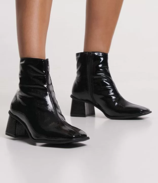 Bota Em Vinil Com Bico Quadrado E Salto Bloco Preto