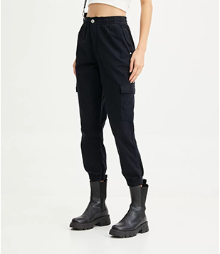 Calça Jogger Em Sarja Com Elástico No Cós E Bolsos Cargo Preto