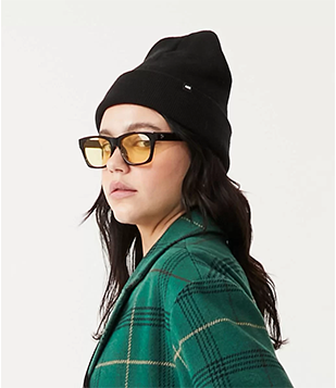 Gorro Com Dobra E Etiqueta Aplicada Preto