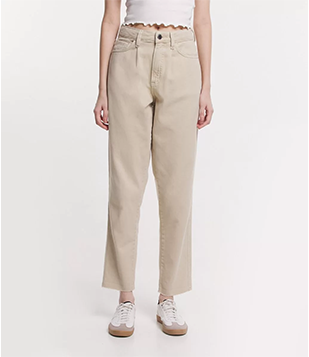 Calça Mom Em Sarja Com Prega E Barra Virada Bege