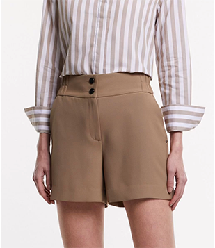 Short Com Cós Elástico E Fechamento Em Botão Bege Escuro