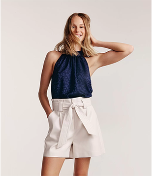 Blusa Acetinada Com Gola Halter E Textura De Corações Azul