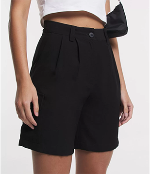 Bermuda Alfaiataria Com Pregas E Bolso Cargo Preto