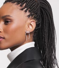 BRINCO PEQUENO EM STRASS COM FORMATO DE LAÇO