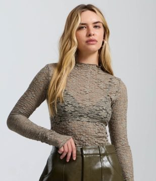 Blusa Manga Longa em Renda Texturizada Bege