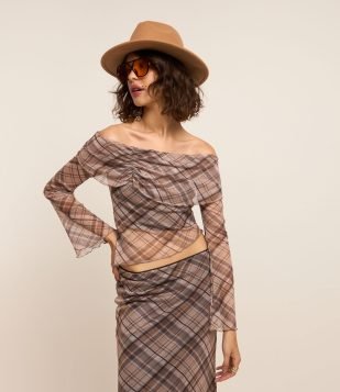 Blusa em Tule Xadrez com Pala Franzida e Decote Ombro a Ombro Marrom