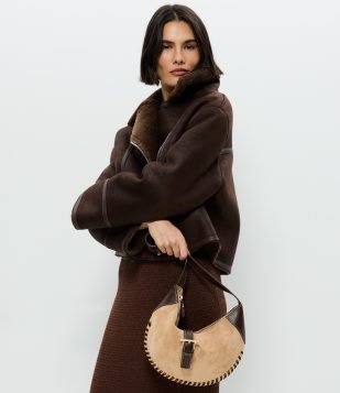 Bolsa Baguete Média em Suede com Metais Light Gold Bege