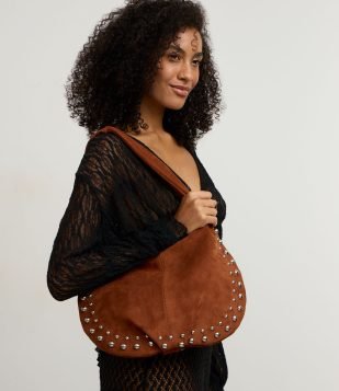 Bolsa Baguete Pequena em Suede com Metais nas Laterais Marrom