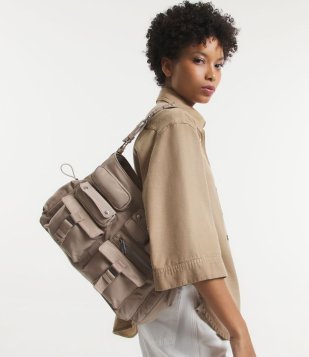 Bolsa Hobo Grande Com Bolsinhos Utilitários Bege
