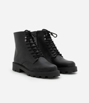 Bota Cano Curto em PU com Sola Tratorada Preto