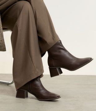 Bota Cano Médio em Couro com Bico Quadrado e Salto Bloco Marrom