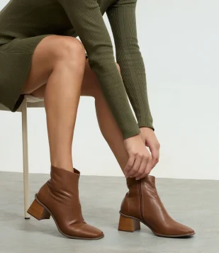 Bota Cano Médio em Couro com Bico Quadrado e Salto Bloco Marrom