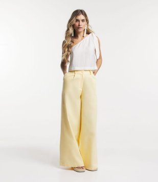 Calça Pantalona Em Sarja Leve Com Passantes No Cós E Pregas Amarelo