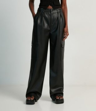 Calça Reta Em Material Sintético Com Bolsos Cargo Preto