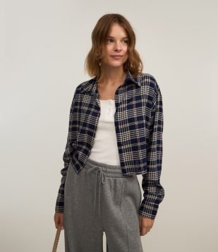 Camisa Cropped em Chalis com Estampa Xadrez Azul