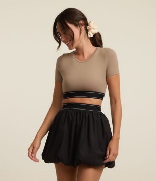 Camiseta Cropped Esportivo em Microfibra com Elástico Contrastante Bege