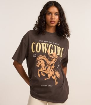 Camiseta T-shirt em Algodão Estonado e Estampa CowGirl Marrom
