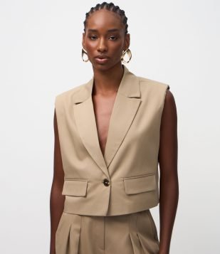 Colete Alfaiataria com Gola e Ombreiras Bege