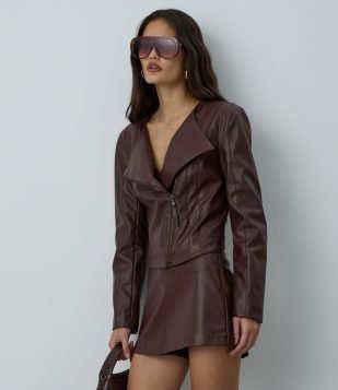 Jaqueta em PU com Ombreira e Zíper Marrom