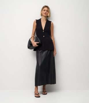 Saia Evasê Midi em PU com Passantes e Lapelas Frontais Preto