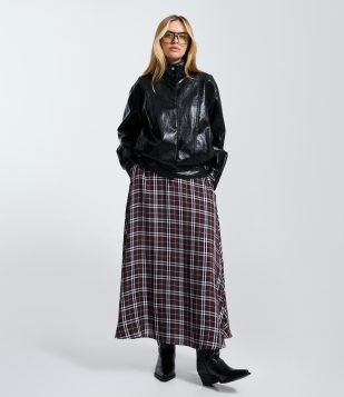 Saia Longa Evasê em Viscose Xadrez com Bolsos Marrom