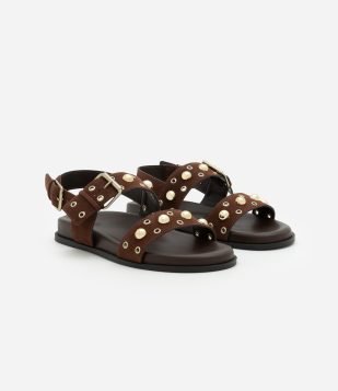 Sandália Sport Sandal Rasteira com Tachinhas e Ilhóses Marrom