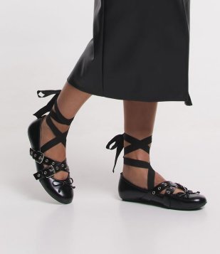 Sapatilha Em Pu Com Fivelas E Amarração Preto