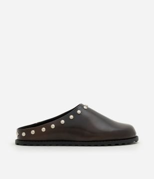 Sapato Mule em PU com Tachas Metálicas Marrom