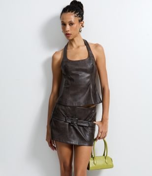 Short Saia em PU com Cinto e Efeito Manchado Marrom