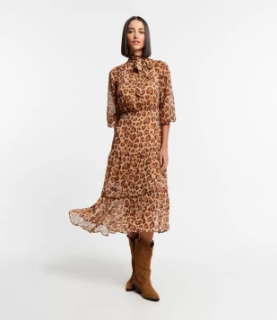 Vestido Em Chiffon Com Laço Na Gola Alta E Estampa Oncinha Corações Marrom