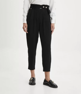 Calça Cenoura Texturizada Com Cinto E Cós Elástico Preto