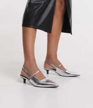 Scarpin Slingback Com Bico Fino E Detalhe Em Fivela Prata