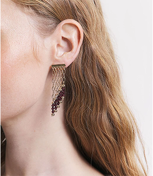 Brinco Médio Com Base De Metal E Franjas De Corrente Dourado