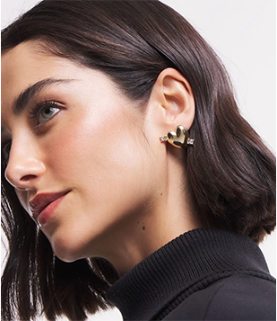 Brinco Botão De Forma De Coração E Pedrarias Dourado