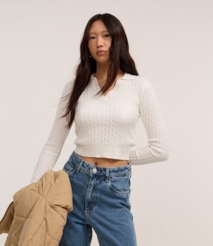 Blusa em Tricô com Textura Trançada e com Gola Polo Branco