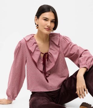 Camisa em Tricoline Xadrez com Babados e Amarração no Decote Vermelho