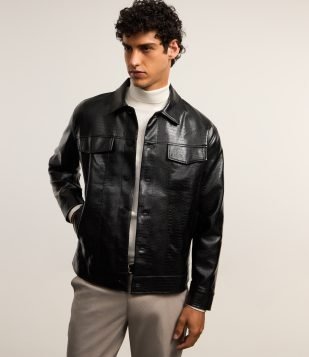 Jaqueta Trucker com Textura Croco Detalhes em Lapela e Abotoamento Preto