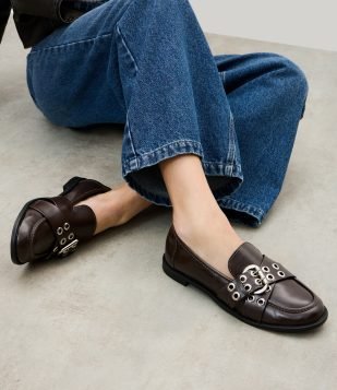 Mocassim em PU com Tiras Cruzadas e Ilhós Marrom