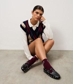 Sapato Estilo Salomé em PU com Aplicação de Tachas Preto