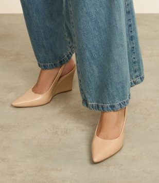Sapato Scarpin Anabela com Tira Elástica Bege