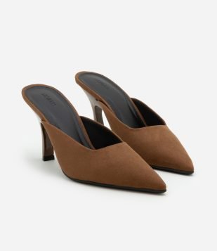 Sapato Scarpin Mule com Gaspea Estendida na Lateral Marrom