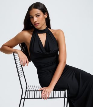 Vestido Midi em Microfibra com Gola Halter e Decote Degagê Preto
