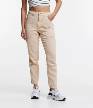 Calça Mom Em Sarja Com Bolso Carpinteiro Bege Creme