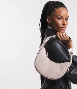 Bolsa Baguete Em Pu Meia Lua Com Detalhes Em Metal Na Alça Bege Acinzentado