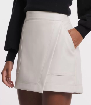 Short Saia Em Material Sintético Com Bolsos E Recortes Bege